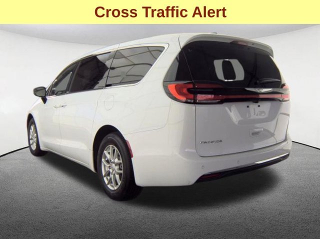 Used 2026 Chrysler Pacifica Select FWD image 10