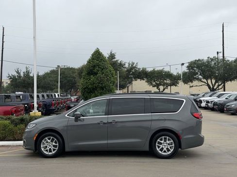 Used 2022 Chrysler Pacifica Touring-L FWD image 4