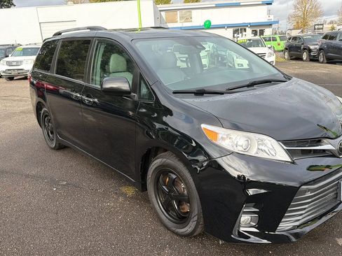 Used 2018 Toyota Sienna XLE image 2