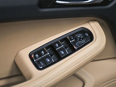 Used 2023 Porsche Macan AWD/4WD image 10