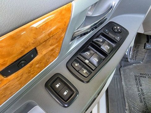 Used 2008 Chrysler Town & Country Limited w/ Entertainment Group #3 FWD image 7