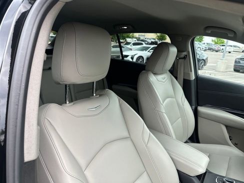 Used 2023 Cadillac XT4 Luxury w/ Cold Weather Package AWD/4WD image 13