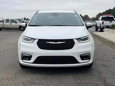 Certified 2023 Chrysler Pacifica Touring-L image 8