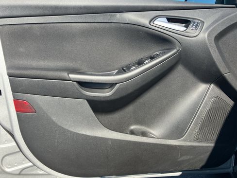 Used 2016 Ford Focus SE w/ Equipment Group 201A FWD image 13
