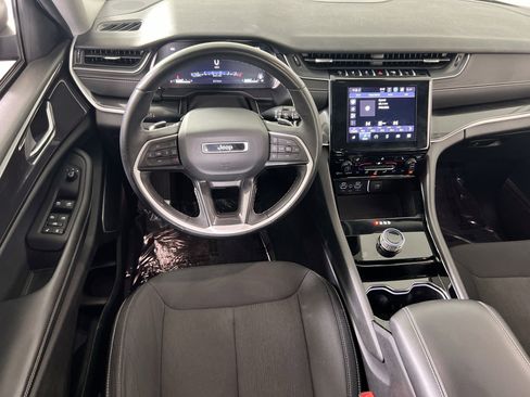 Used 2022 Jeep Grand Cherokee Laredo w/ Luxury Tech Group I image 21