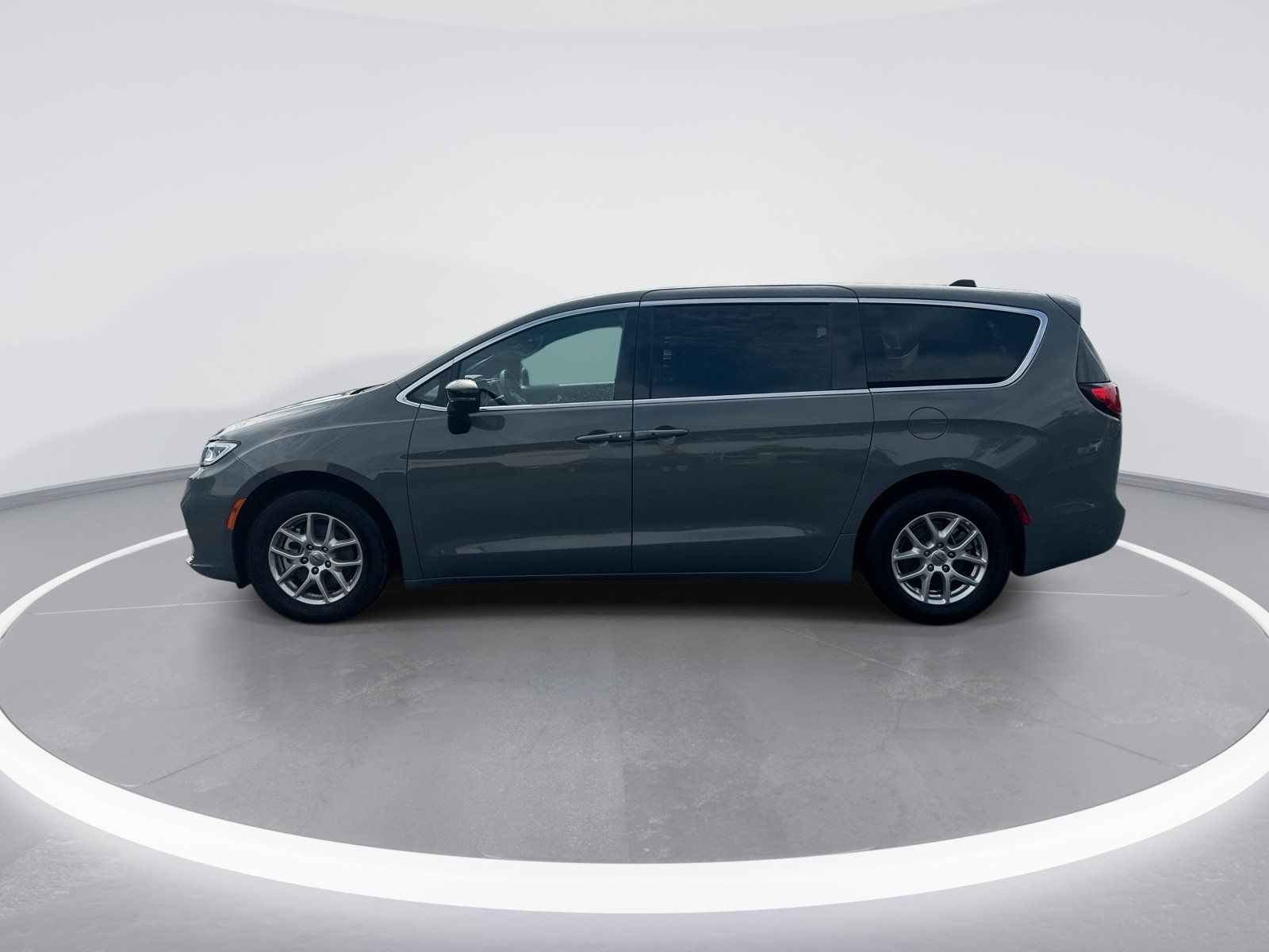 Used 2025 Chrysler Pacifica Select FWD image 6