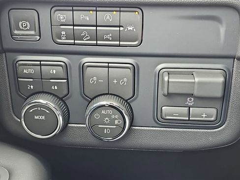 New 2026 Chevrolet Suburban LT w/ Comfort Package AWD/4WD image 19
