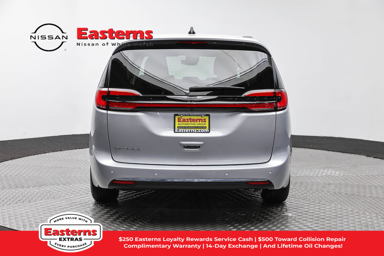 Used 2024 Chrysler Pacifica Touring-L FWD image 6