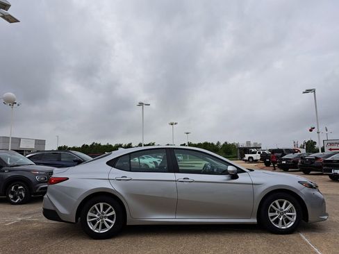 Used 2025 Toyota Camry LE image 4