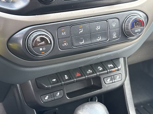 Used 2022 Chevrolet Colorado Z71 AWD/4WD image 32