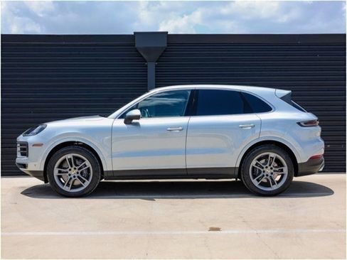 Certified 2025 Porsche Cayenne AWD/4WD image 2