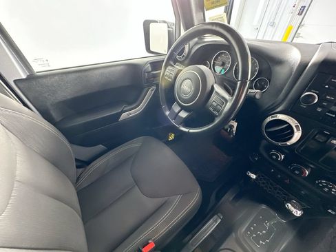 Used 2017 Jeep Wrangler Sahara w/ Connectivity Group AWD/4WD image 9