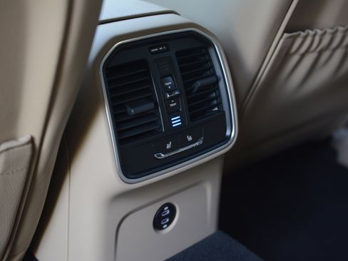 Certified 2025 Porsche Macan AWD/4WD image 33