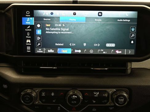 Used 2024 Jeep Wrangler Unlimited w/ Convenience Group AWD/4WD image 21