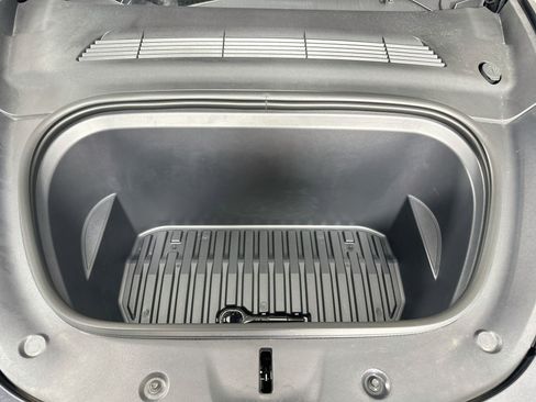 Used 2025 Tesla Model Y Long Range RWD image 33