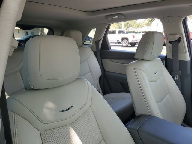 Used 2021 Cadillac XT5 Premium Luxury w/ LPO, Premium Carpet Package FWD image 25