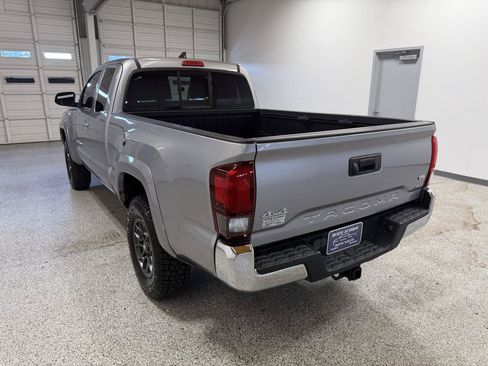 Used 2018 Toyota Tacoma SR5 AWD/4WD image 8