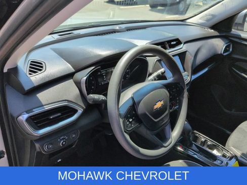 Used 2023 Chevrolet TrailBlazer LT w/ Confidence II Package AWD/4WD image 9