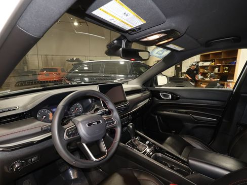 Used 2025 Jeep Compass Trailhawk AWD/4WD image 9