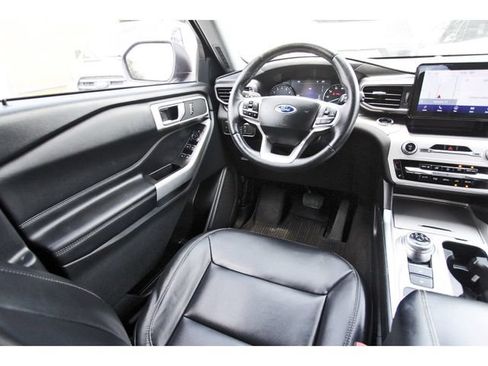 Used 2022 Ford Explorer XLT w/ Equipment Group 202A RWD image 7