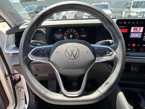 Used 2025 Volkswagen Tiguan SE w/ Panoramic Sunroof Package AWD/4WD image 23