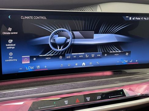 Used 2023 BMW 740i w/ Parking Assistance Package RWD image 25