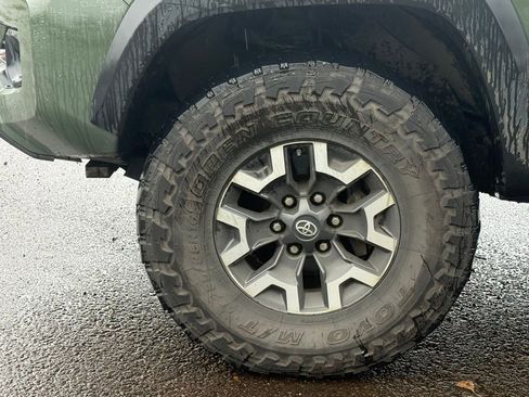 Used 2021 Toyota Tacoma TRD Off-Road w/ Technology Package image 9