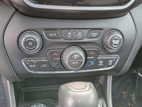 Used 2021 Jeep Cherokee Limited AWD/4WD image 29