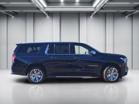 Used 2021 Chevrolet Suburban Premier w/ Premium Package AWD/4WD image 3