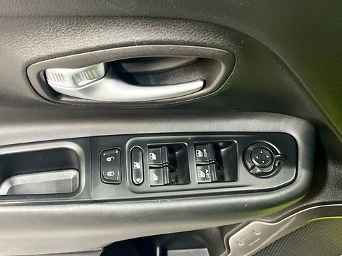 Used 2018 Jeep Renegade Limited w/ UConnect 8.4 Nav Group image 18