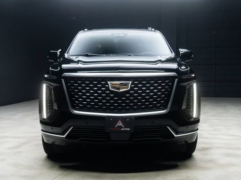 Used 2025 Cadillac Escalade ESV Premium Luxury RWD image 3