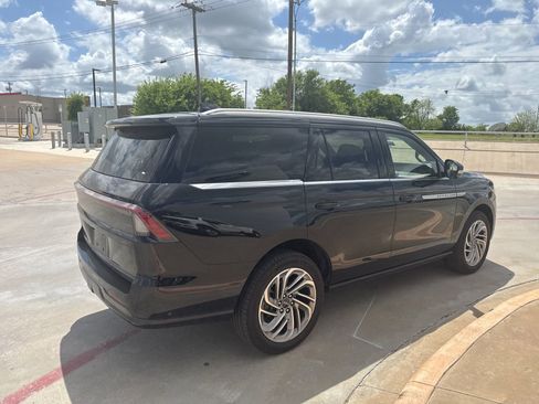 Used 2025 Lincoln Navigator Reserve image 5