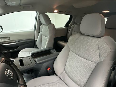 Certified 2023 Toyota Sienna LE image 9