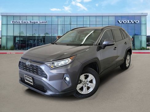 Used 2020 Toyota RAV4 XLE w/ Convenience Package FWD image 1