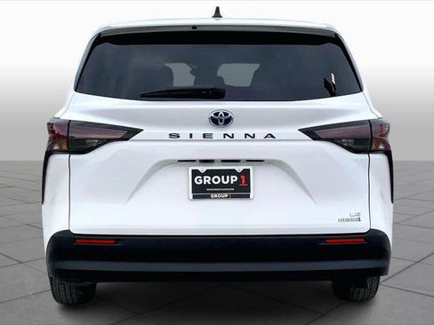 Certified 2024 Toyota Sienna LE image 5