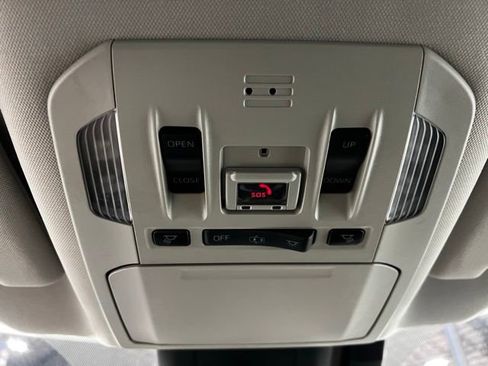 Used 2020 Toyota Highlander XLE image 28