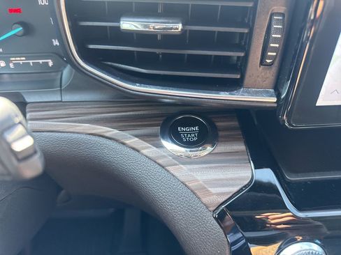 Used 2022 Ford Explorer Limited w/ Equipment Group 301A AWD/4WD image 23