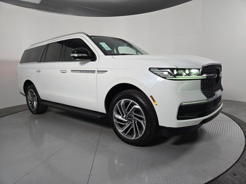 New 2026 Lincoln Navigator L Premier image 2