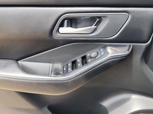 Used 2025 Nissan Rogue SV FWD image 26