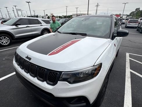 Used 2024 Jeep Compass Trailhawk w/ Trailhawk Convenience Group AWD/4WD image 3