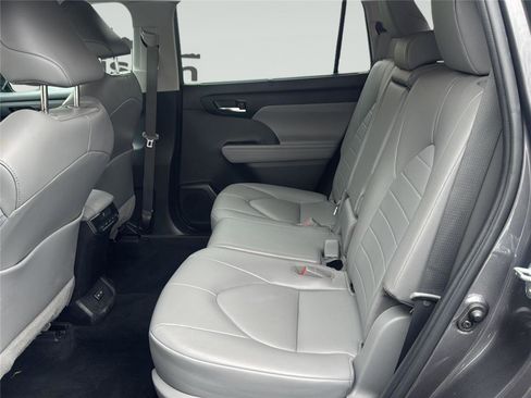 Used 2022 Toyota Highlander XLE image 25