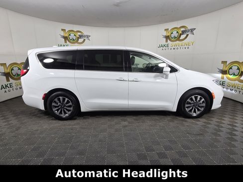 Used 2022 Chrysler Pacifica Touring-L image 11