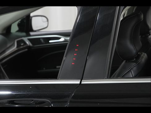 Used 2018 Ford Fusion SE AWD/4WD image 4