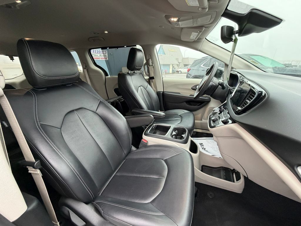Used 2024 Chrysler Pacifica Touring-L FWD image 8
