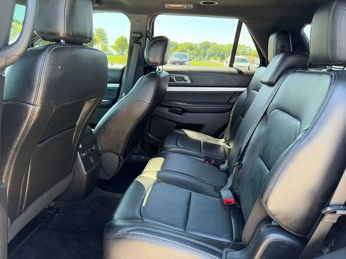 Used 2017 Ford Explorer XLT w/ Equipment Group 202A AWD/4WD image 27