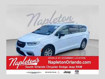 Used 2025 Chrysler Pacifica Select