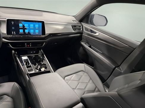 Used 2025 Volkswagen Atlas Cross Sport SE image 24