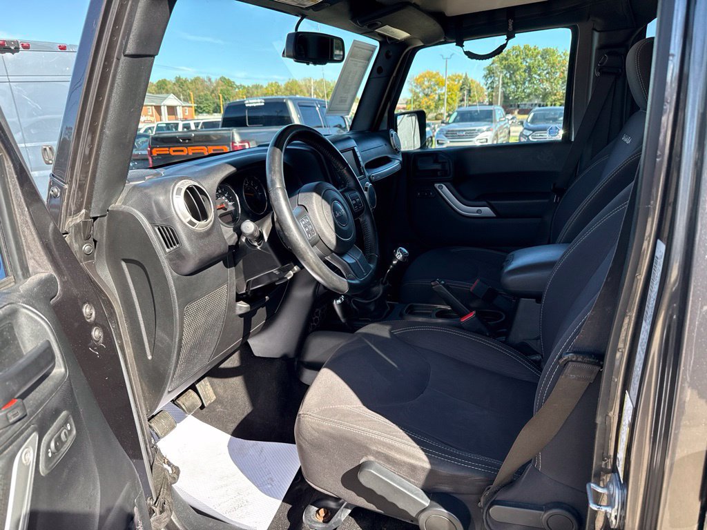 Used 2017 Jeep Wrangler Unlimited Sahara w/ Connectivity Group AWD/4WD image 26