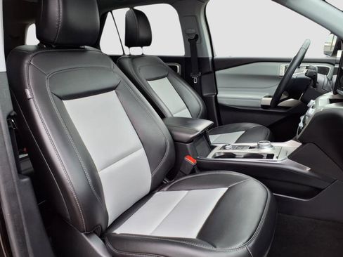 Used 2022 Ford Explorer XLT w/ Equipment Group 202A image 8