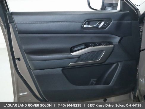 Used 2024 Nissan Pathfinder Platinum image 34